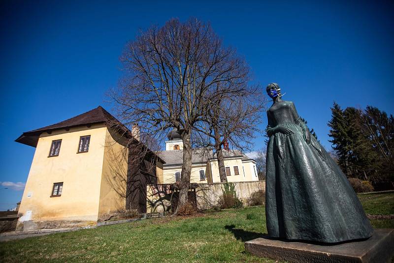 Sochy v kraji dostávají roušky - například ta Boženy Němcové v České Skalici.