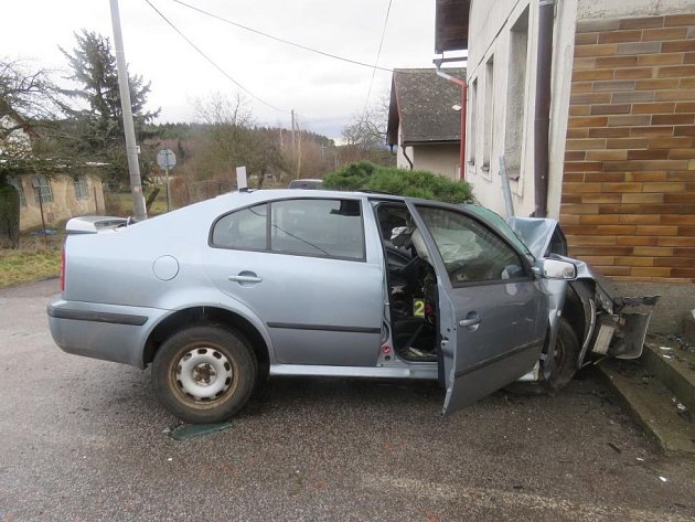 Devětadvacetiletý řidič Škody Octavia narazil v plné rychlosti do rohu domu v Hořičkách a na místě zemřel. 