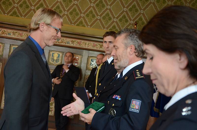 V obřadní síni radnice ocenili policisty, hasiče i záchranáře  