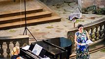 Letní počasí přilákalo do vižňovského barokního svatostánku více než tři sta posluchačů. Ti odměnili pěvecké schopnosti renomované umělkyně Simony Houda-Šaturové a klavíristky Lenky Navrátilové dlouhotrvajícím závěrečným potleskem ve stoje.