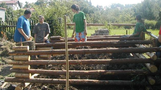 Machovští žáci se s vervou pustili do úpravy školní zahrady. 