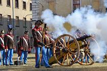 O zahájení akce se postarali členové Klubu vojenské historie Josefov a CK čtyřliberního polního dělostřelectva, jež vlastní unikátní obrovský čtyřliberní kanon, kterým na úvod několikrát slavnostně vystřelili u sochy zakladatele pevnosti císaře Josefa II.