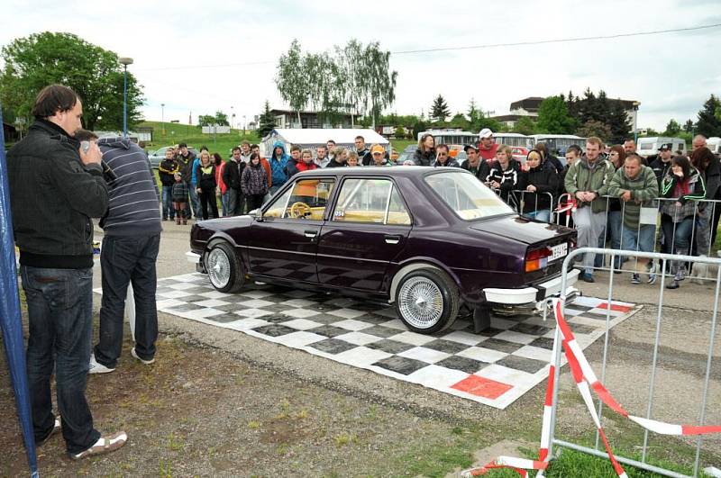 Tuning sraz u přehradní nádrže Rozkoš předvedl návštěvníkům nablýskaná vozidla různých značek i provedení. 