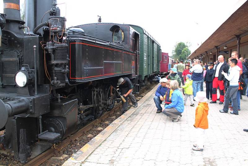 Parní lokomotiva Kafemlejnek vyrazila naposledy napříč letním Náchodskem. 