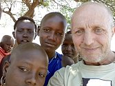   JIŘÍ ROSA Z ČESKÉ SKALICE spolu s masajskými dětmi v Tanzanii.    