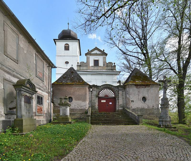 Venkovské kostely na Broumovsku jsou významnými architektonickými památkami. Jednotlivě jdou evidovány v Ústředním seznamu kulturních památek, ale svatostánky vznikly jako ucelený soubor venkovských farních kostelů spojených obdobím vzniku i osobností zad