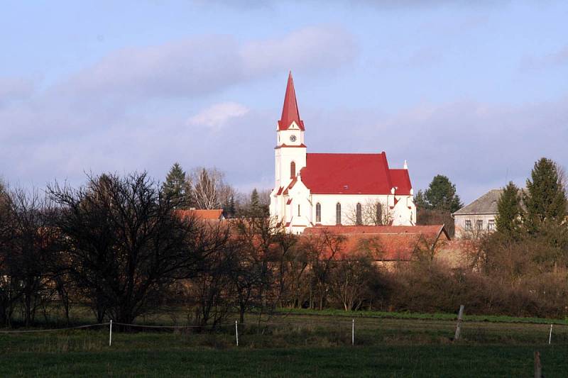 Evangelický kostel v Bohuslavicích nad Metují září do okolí po obnově.