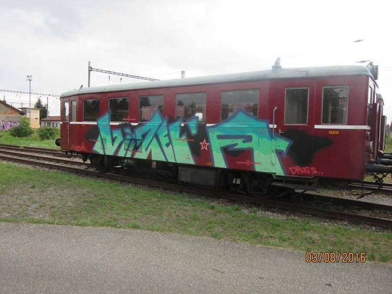 Policisté pátrají po vandalovi, který posprejoval historickou lokomotivu v areálu jaroměřského nádražního muzea.