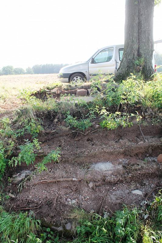 Přestěhovaný křížek prošel procesem očisty a impregnace. Pak už došlo na zvýraznění nápisu černou barvou.