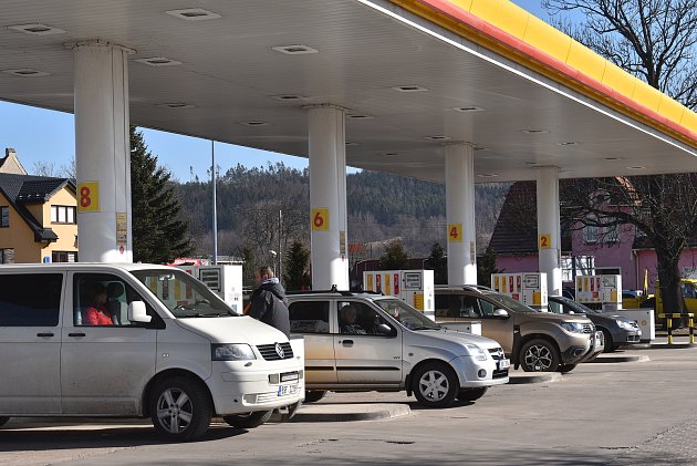 Ceny na  čerpacích stanicích stoupají stejně jako u nás každým dnem. navíc se mnozí čeští řidiči setkávají s tím, že stojany nefungují nebo nemohou platit kartou.