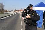 Policisté na přechodu v Náchodě. Foto: Policie ČR