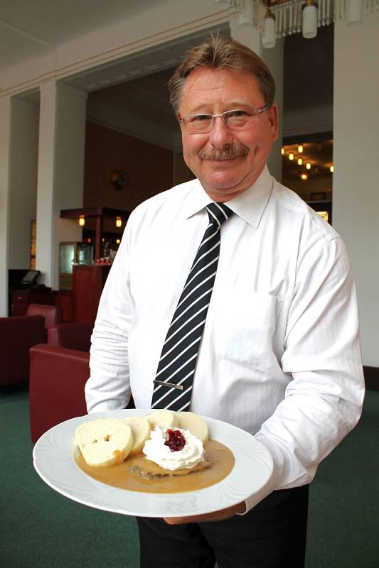 POŘÁDNOU ČESKOU SVÍČKOVOU pohostí zástupkyni královny v náchodském hotelu U Beránka. Přivítá ji zde podle protokolu ředitel hotelu Roman Rajský.