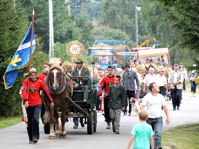 V sobotu hodinu po poledni vyrazil průvod napříč obcí na oslavu dožínek.