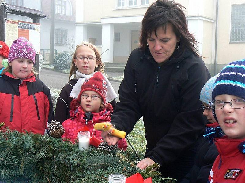 Machovští školáci vyrobili zřejmě největší věnec na Náchodsku.