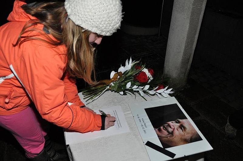 „Děkujeme, že jste byl. Děkujeme za svobodu. Nikdy nezapomeneme“ to jsou jen některé ze vzkazů na kondolenčních listech, které napsali Václavu Havlovi zdejší Sokolové i další obyvatelé Vlkova.