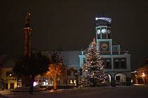 S kulisou osvícené radnice vypadá i vánoční strom na polickém náměstí parádně.