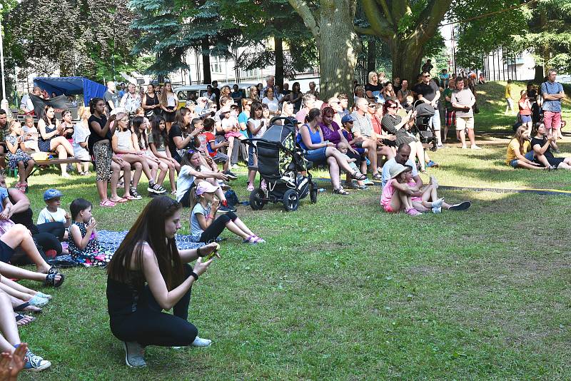 Při příležitosti křtu dětského alba a malovaného zpěvníku Písničky z broumovského dolíku proběhl velký veřejný koncert v parku Dětské hřiště Broumov. Zazněly zde všechny písně z autorského alba Evy Kroupové pod taktovkou a s aranžemi Štěpána Přibyla.