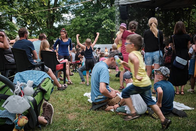 Při příležitosti křtu dětského alba a malovaného zpěvníku Písničky z broumovského dolíku proběhl velký veřejný koncert v parku Dětské hřiště Broumov. Zazněly zde všechny písně z autorského alba Evy Kroupové pod taktovkou a s aranžemi Štěpána Přibyla.