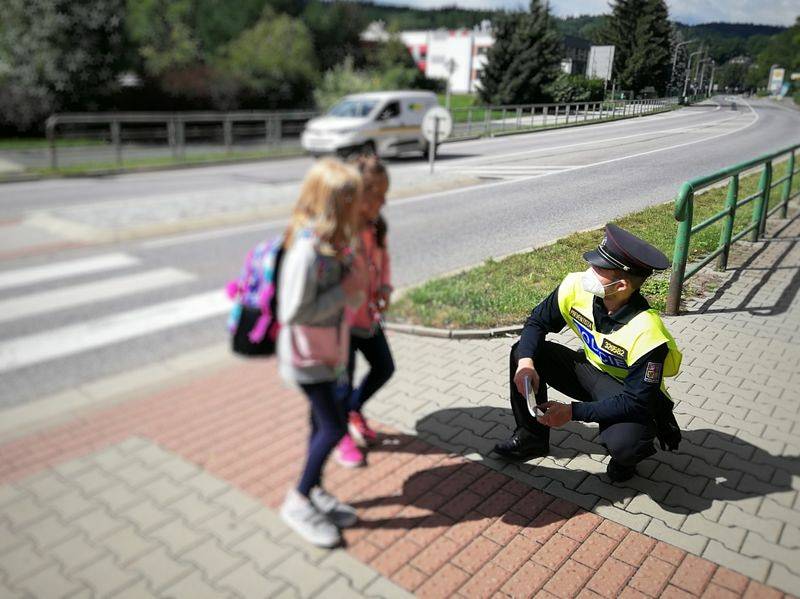 Hlavním smyslem preventivní akce je informovat chodce  na rizika, která plynou z nerespektování zásad správného přecházení pozemní komunikace a zábavnou interaktivní formou je poučit o tom, jak by se měli v silničním provozu chovat.