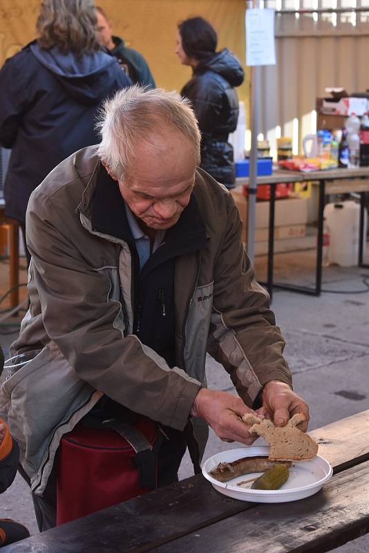 Stovky jitrnic a jelítek, prejt, kroupy, ovar, pečený vepřový bok či zabíjačková polévka končily v žaludcích příchozích, kterým k dobré chuti hrála kapela. Při vepřových hodech nemohla chybět ukázka bourání masa a ruční výroba jitrnic či tlačenky.