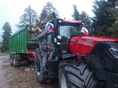 Radim Vajsar přidělává na traktor vlaječku. Ve čtvrtek se chce připojit k ohlášeným protestům zemědělců.