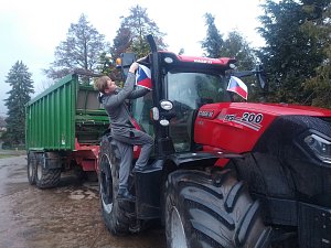 Radim Vajsar přidělává na traktor vlaječku. Ve čtvrtek se chce připojit k ohlášeným protestům zemědělců.