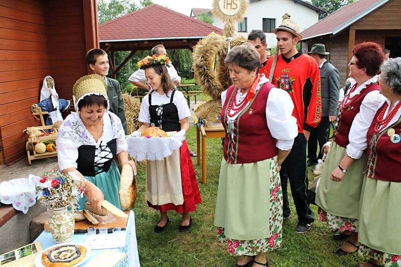 STAROSTKA nakrájela domácí chléb, ochutnali všichni.     