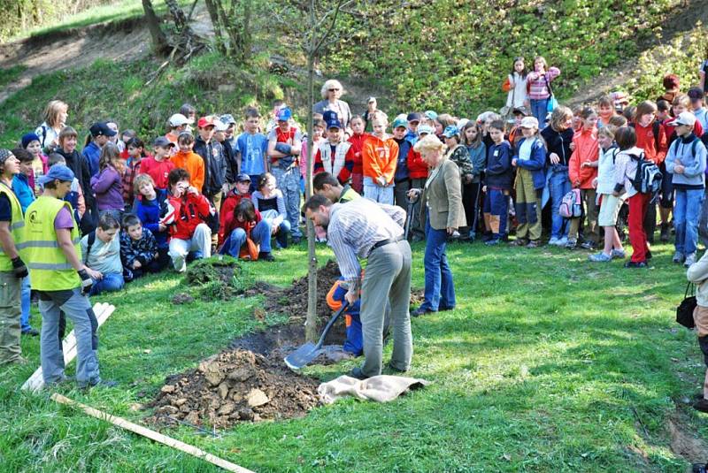 Hronov uspořádal pro žáky základní školy a veřejnost akci, která byla zaměřená na péči o veřejnou zeleň.