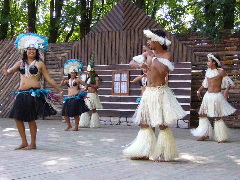   Na loňském ročníku Mezinárodního folklorního festivalu se mimo jiných účinkujících představil také soubor z Cookových ostrovů, který většinu diváků velmi zaujal.  