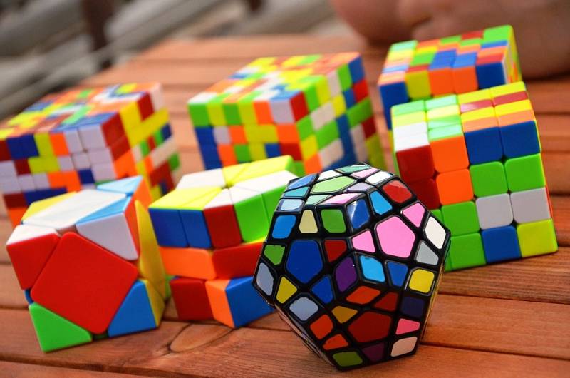 Sedmnáctiletý Matěj Grohmann z Červeného Kostelce, student druhého ročníku Jiráskova gymnázia v Náchodě, sbírá ocenění v soutěžích skládání Rubikovy kostky.