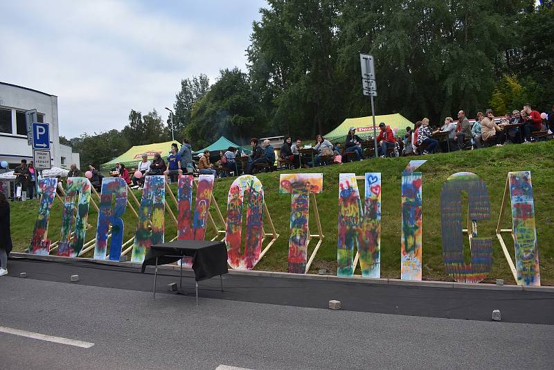 Bezmála dva tisíce lidí včera odpoledne zavítalo do areálu Oblastní nemocnice Náchod, který se na pár hodin proměnil v místo zábavy, zdravotní výchovy a prevence. Foto: Deník/Jiří Řezník