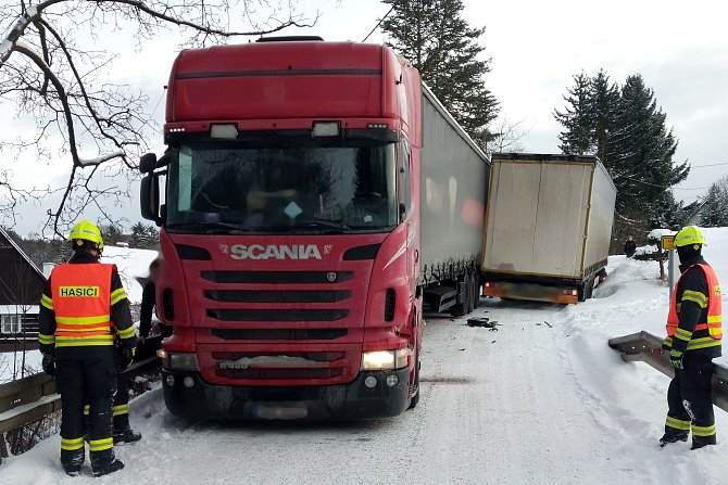 Nehoda dvou kamionů mezi Stárkovem a Horním Dřevíčem.