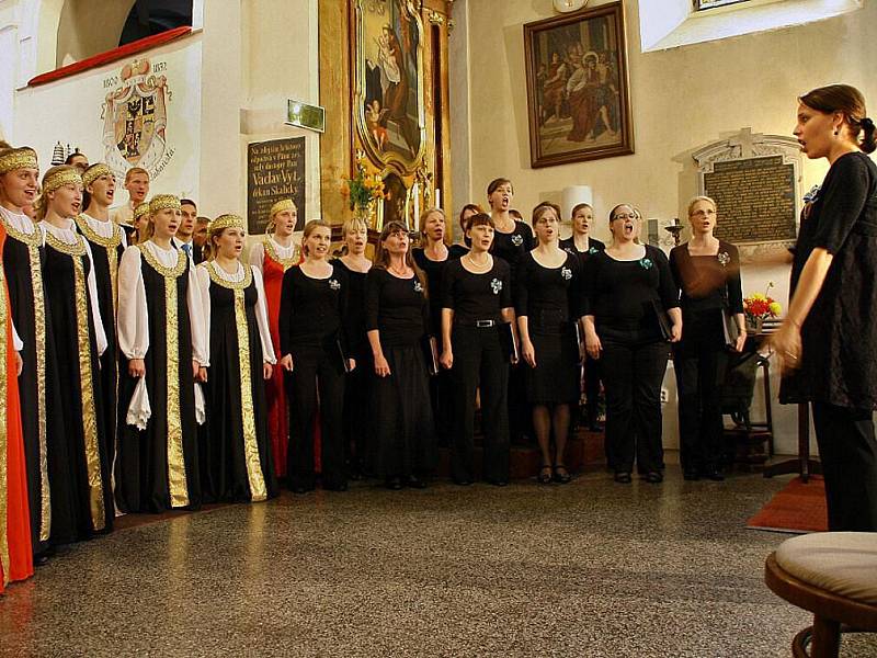 Oba sbory se spojily pod taktovku finské dirigentky Ruut Kiiski a chrámový prostor vyplnil mohutný a působivý chorál, přednesený nyní sedmdesátičlenným sborem ve skladbě českého skladatele Zdeňka Lukáše „Alleluja“