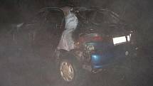 Při nehodě v Jetřichově došlo ke zranění řidiče a shořel automobil.