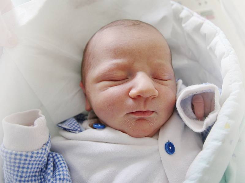 FILIP MÁLEK z Police nad Metují se narodil 20. března 2017 v 5.43 hodin, vážil 3555 gramů a měřil 51 centimetrů. Z chlapečka se radují rodiče Kateřina a Jiří i pětiletá sestřička Nikol.