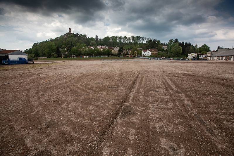 Stará budova Tepna v Náchodě a prostor vzniklý po demolici komplexu budov bývalé fabriky.