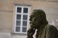 Novoměstský Smetanův pomník od sochaře Josefa Marka je působivý. Sedící postava hudebního génia jakoby naslouchala ještě vzdálené, ale již se rodící melodii, ruka naznačuje takt.