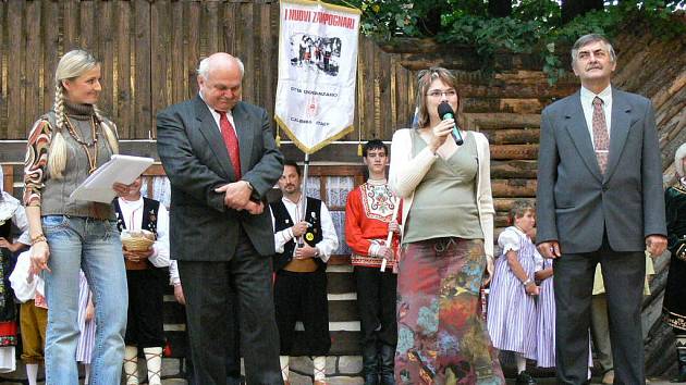 FOLKLORNÍ FESTIVAL si letos opět nenechá ujít ani poslanec Jiří Hanuš (druhý zleva). 
