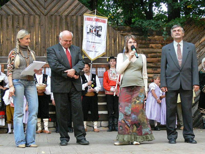 FOLKLORNÍ FESTIVAL si letos opět nenechá ujít ani poslanec Jiří Hanuš (druhý zleva). 