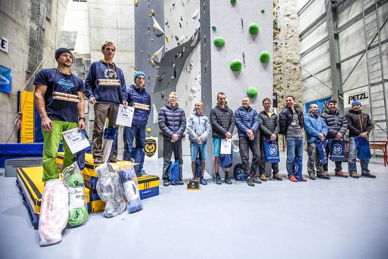 Na lezecké stěně polygonu ve Velkém Poříčí se soutěžilo o titul mistra HZS ČR.