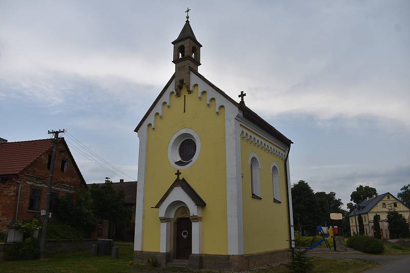 Starosta obce Jiří Plšek na začátku měsíce navštívil na koloběžce všechny české Dolany.