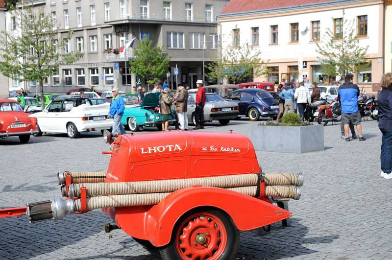 Než vypustí vodu z chladičů a zazimují své historické skvosty, vyjeli si o víkendu členové KHV Metuje na svou poslední letošní vyjížďku. 