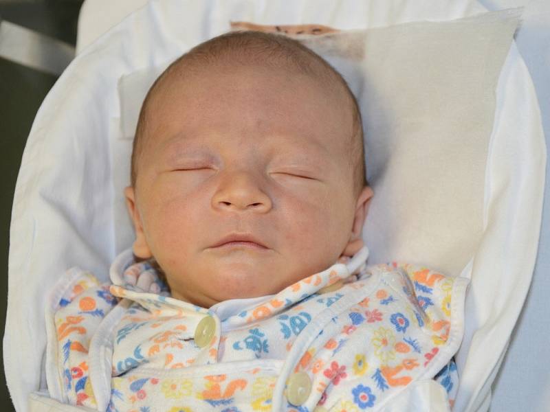 JINDŘICH KRÁLÍČEK se narodil 10. září 2013 ve 23:04 hodin s váhou 3675 gramů a délkou 52 centimetrů. S rodiči Evou Gajdošovou a Jindřichem Králíčkem mají domov v Novém Městě nad Metují. 