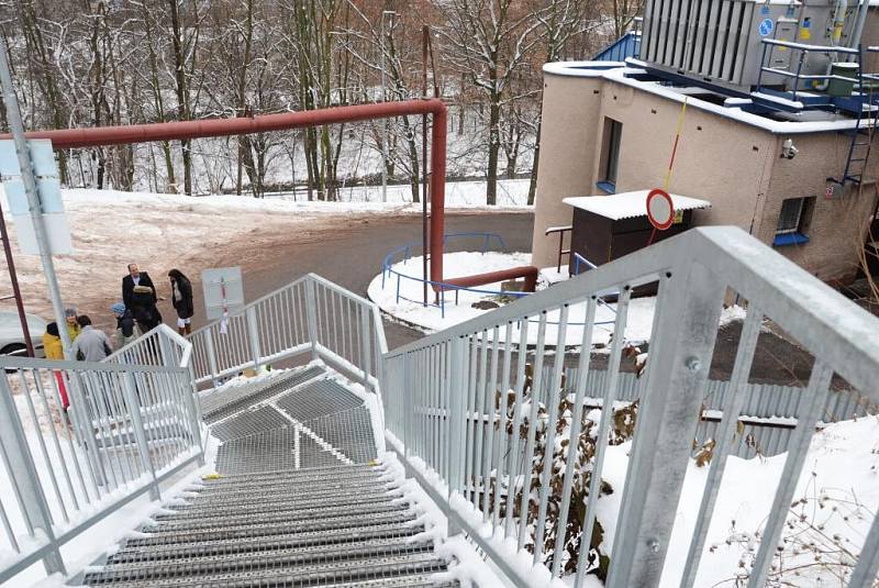 Nové schodiště vede od sídliště u nemocnice k zimnímu stadionu. 