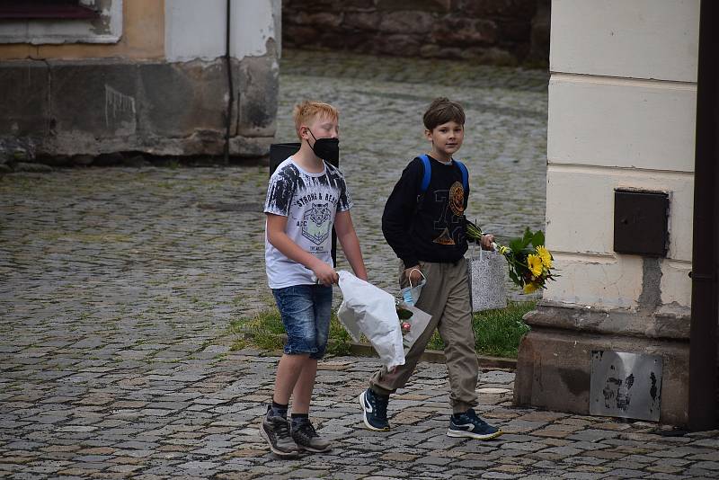 Prvňáci a druháci ZŠ Hradební Broumov dostali dnes od svých třídních učitelek vysvědčení a začaly jim prázdniny.