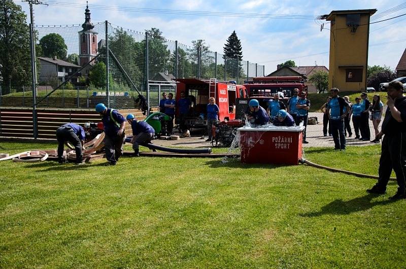 Na zeleném trávníků se odehrála tradiční hasičská soutěž v požárním sportu.