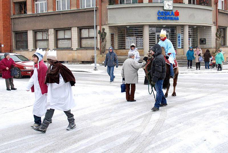 Tři králové chodili ve Velkém Poříčí s velbloudem. Poté navštívili také Náchod.