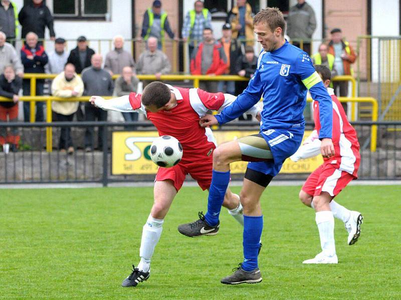 Červenokostelečtí (v červeném) neudrželi poločasové vedení 1:0 a nakonec s Libčany prohráli 1:2. 