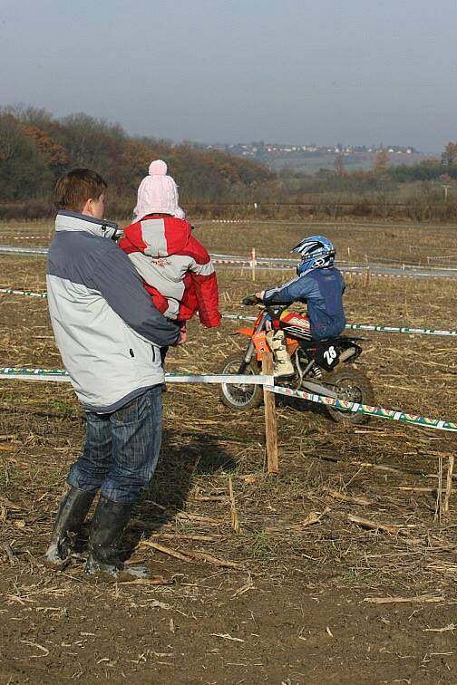 V Klenech u České Skalice zakončilo motokrosovou sezonu více než sto závodníků v šesti kategoriích. 