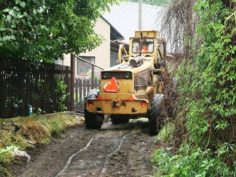 VE VYSOKOVĚ se včera Jiří Kosinka snažil strojem zprůjezdnit cesty.